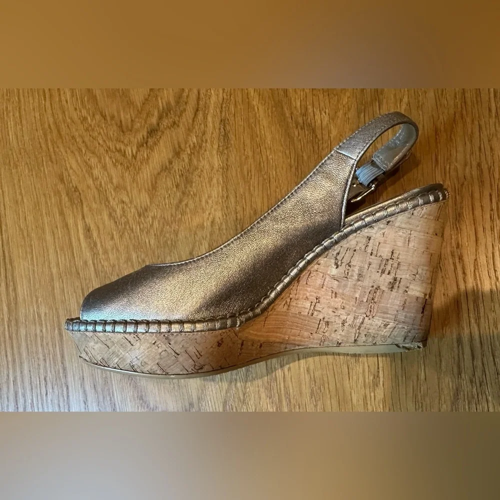🖤 STUART WEITZMAN Brushed Gold Leather Wedge 🖤 - Picture 6 of 10